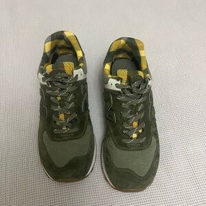 New Balance Men's Green Sneakers